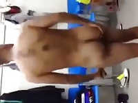 שחקן כדורגל מצולם עירום בחדר ההלבשה