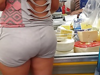 תחת של אישה בסופרמרקט מצולם במצלמה נסתרת באייפון